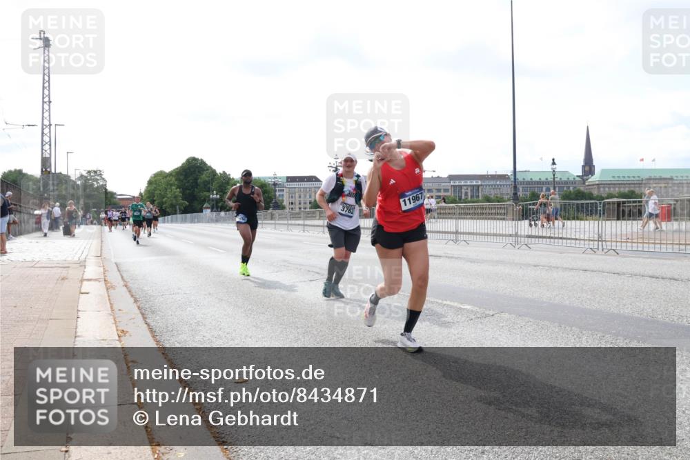 29.06.2025 - hella hamburg halbmarathon Lena Gebhardt http://msf.ph/oto/8434871 29.06.2025 10:08:54 Lombardsbrücke 3762, 11967, 1147, 1188, 1427, 1838, 3762, 5347, 6100, 6590, 7453, 9718, 9951, 9958, 10035, 10092, 10819, 11067, 11496, 11657, 11780, 11967, 12144, 13174, 13592, 13593, 14736, 14902, 14965, 15584, 15586, 15592, 16439, 17347, 18266, 18505 meine-sportfotos.de