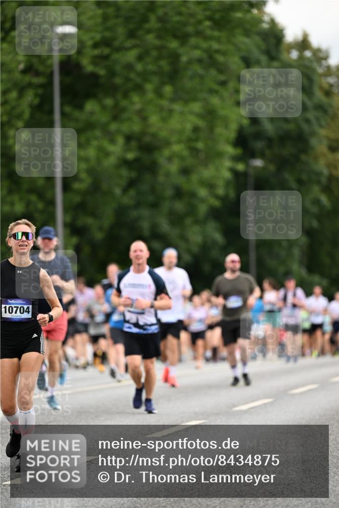 29.06.2025 - hella hamburg halbmarathon Dr. Thomas Lammeyer http://msf.ph/oto/8434875 29.06.2025 10:54:16 Kennedybrücke 1525, 1805, 2160, 2541, 2927, 2997, 3070, 4589, 5106, 5997, 6680, 6694, 6989, 7755, 8254, 9015, 9162, 9261, 9940, 10038, 10060, 10704, 11030, 11426 meine-sportfotos.de