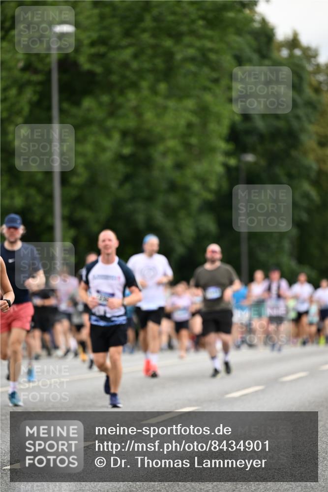 29.06.2025 - hella hamburg halbmarathon Dr. Thomas Lammeyer http://msf.ph/oto/8434901 29.06.2025 10:54:17 Kennedybrücke 1525, 1805, 2160, 2541, 2927, 2997, 3070, 3710, 4589, 5106, 5997, 6680, 6694, 6989, 7755, 8254, 9015, 9162, 9261, 9940, 10038, 10060, 10704, 11030, 11426 meine-sportfotos.de