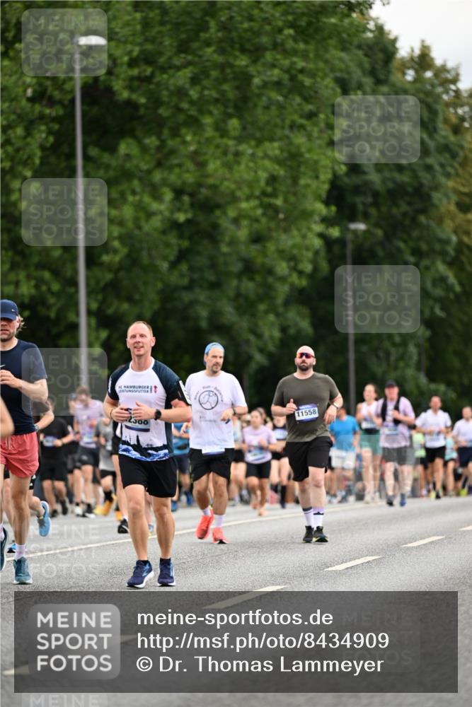 29.06.2025 - hella hamburg halbmarathon Dr. Thomas Lammeyer http://msf.ph/oto/8434909 29.06.2025 10:54:17 Kennedybrücke 1525, 1805, 2160, 2541, 2927, 2997, 3070, 3710, 4589, 5106, 5997, 6680, 6694, 6989, 7755, 8254, 9015, 9162, 9261, 9940, 10038, 10060, 10704, 11030, 11426 meine-sportfotos.de