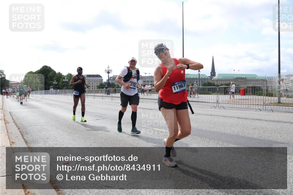 29.06.2025 - hella hamburg halbmarathon Lena Gebhardt http://msf.ph/oto/8434911 29.06.2025 10:08:54 Lombardsbrücke 1266, 3762, 11967, 1147, 1188, 1427, 1838, 3762, 5347, 6100, 6590, 7453, 9718, 9951, 9958, 10035, 10092, 10819, 11067, 11496, 11657, 11780, 11967, 12144, 13174, 13592, 13593, 14736, 14902, 14965, 15584, 15586, 15592, 16439, 17347, 18266, 18505 meine-sportfotos.de