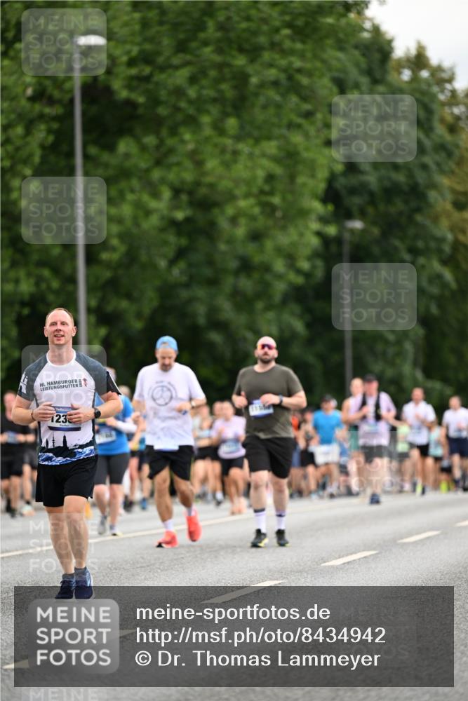 29.06.2025 - hella hamburg halbmarathon Dr. Thomas Lammeyer http://msf.ph/oto/8434942 29.06.2025 10:54:18 Kennedybrücke 1525, 1805, 2160, 2541, 2927, 3070, 3710, 4168, 4589, 5106, 5997, 6680, 6694, 6989, 7755, 8254, 9015, 9162, 9261, 9940, 10038, 10060, 10704, 11030, 11426 meine-sportfotos.de