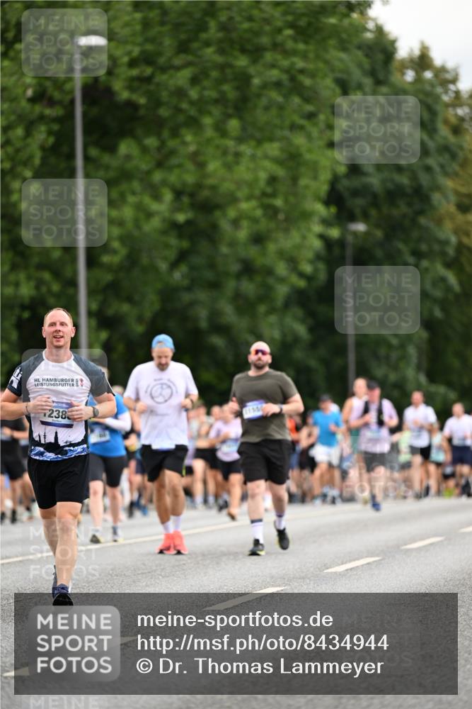 29.06.2025 - hella hamburg halbmarathon Dr. Thomas Lammeyer http://msf.ph/oto/8434944 29.06.2025 10:54:18 Kennedybrücke 1525, 1805, 2160, 2541, 2927, 3070, 3710, 4168, 4589, 5106, 5997, 6680, 6694, 6989, 7755, 8254, 9015, 9162, 9261, 9940, 10038, 10060, 10704, 11030, 11426 meine-sportfotos.de