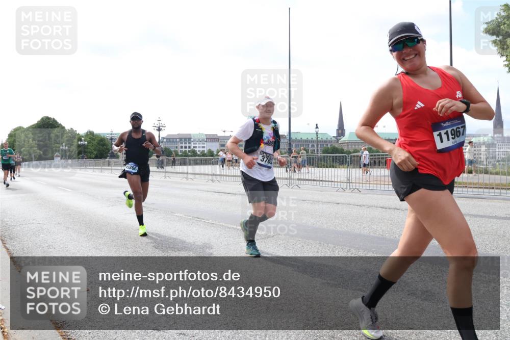 29.06.2025 - hella hamburg halbmarathon Lena Gebhardt http://msf.ph/oto/8434950 29.06.2025 10:08:55 Lombardsbrücke 18266, 376, 11967, 1147, 1188, 1427, 1838, 3762, 5347, 6100, 6590, 7453, 9718, 9951, 9958, 10035, 10092, 10819, 11067, 11496, 11657, 11780, 11967, 12144, 13174, 13592, 13593, 14736, 14902, 14965, 15584, 15586, 15592, 17347, 18266, 18505 meine-sportfotos.de