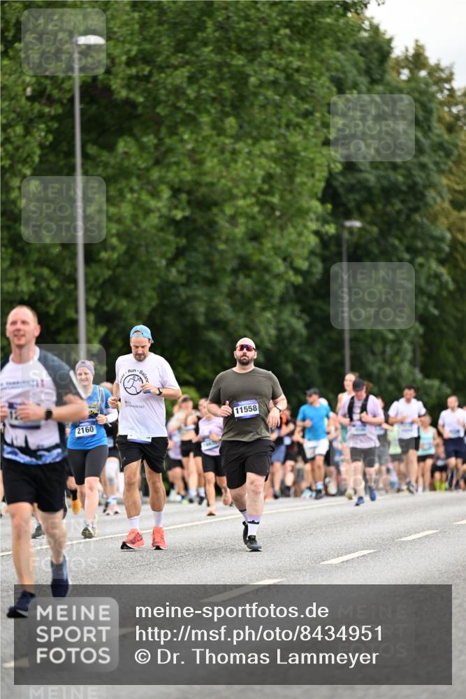 29.06.2025 - hella hamburg halbmarathon Dr. Thomas Lammeyer http://msf.ph/oto/8434951 29.06.2025 10:54:18 Kennedybrücke 1525, 1805, 2160, 2541, 2927, 3070, 3710, 4168, 4589, 5106, 5997, 6680, 6694, 6989, 7755, 8254, 9015, 9162, 9261, 9940, 10038, 10060, 10704, 11030, 11426 meine-sportfotos.de
