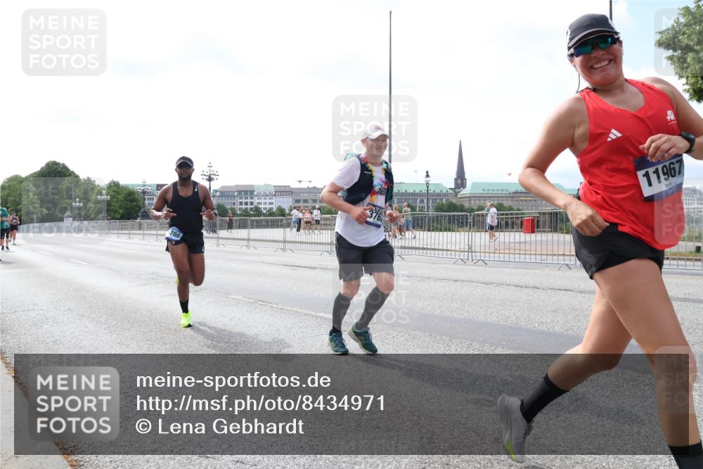 29.06.2025 - hella hamburg halbmarathon Lena Gebhardt http://msf.ph/oto/8434971 29.06.2025 10:08:55 Lombardsbrücke 266, 376, 11967, 1147, 1188, 1427, 1838, 3762, 5347, 6100, 6590, 7453, 9718, 9951, 9958, 10035, 10092, 10819, 11067, 11496, 11657, 11780, 11967, 12144, 13174, 13592, 13593, 14736, 14902, 14965, 15584, 15586, 15592, 17347, 18266, 18505 meine-sportfotos.de