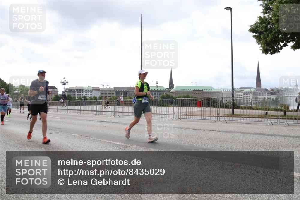 29.06.2025 - hella hamburg halbmarathon Lena Gebhardt http://msf.ph/oto/8435029 29.06.2025 10:44:53 Lombardsbrücke 17372, 14681, 1913, 1024, 1273, 1629, 1685, 1924, 2007, 2674, 2779, 3506, 3570, 4215, 4275, 4337, 4968, 5190, 5355, 5649, 6002, 6509, 6841, 6888, 7216, 7699, 7912, 8582, 8594, 8762, 8907, 9036, 9084, 9085, 9331, 9333, 9397, 9536, 10006, 10303, 10304, 10416, 10562, 10566, 10668, 10707, 11272, 12198, 12318, 12332, 12334, 12394, 12409, 13039, 13261, 13262, 13288, 13330, 14350, 14681, 14971, 18454, 18459 meine-sportfotos.de