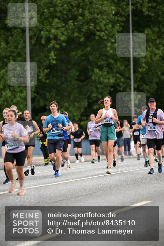 29.06.2025 - hella hamburg halbmarathon Dr. Thomas Lammeyer http://msf.ph/oto/8435110 29.06.2025 10:54:27 Kennedybrücke 1525, 2160, 2927, 3070, 3680, 3701, 3710, 4168, 4589, 5552, 5997, 6680, 6694, 6989, 7721, 7722, 7755, 8254, 8299, 9261, 9940, 10060, 10704, 11030, 11426 meine-sportfotos.de