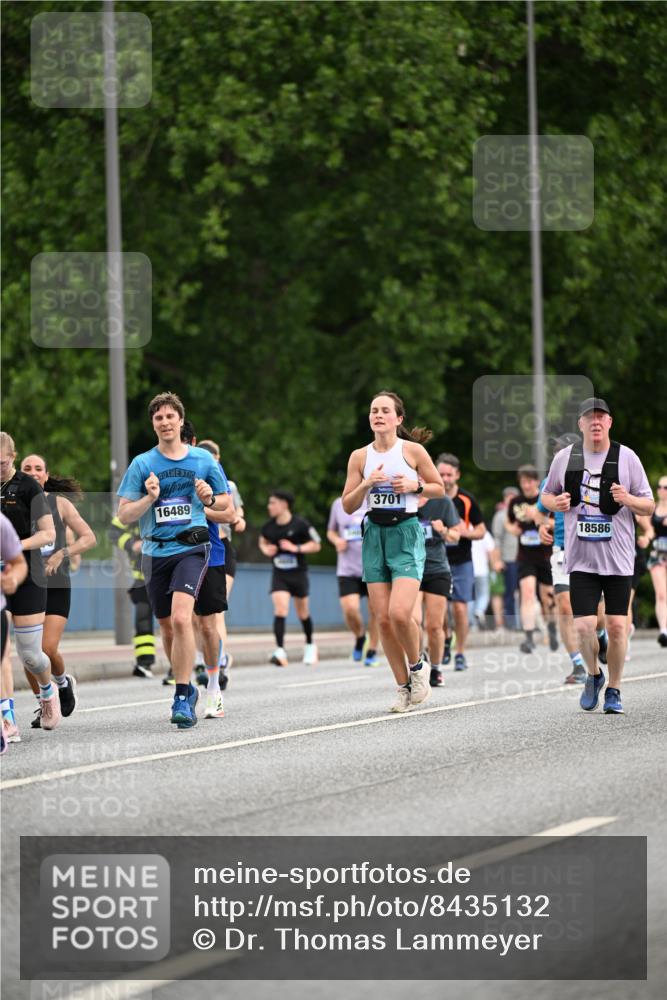 29.06.2025 - hella hamburg halbmarathon Dr. Thomas Lammeyer http://msf.ph/oto/8435132 29.06.2025 10:54:28 Kennedybrücke 1259, 1525, 2160, 2927, 3070, 3680, 3701, 3710, 4168, 5119, 5552, 5997, 6680, 6694, 6989, 7721, 7722, 7755, 8254, 8299, 9261, 9940, 10033, 10060, 10704, 11030, 11426 meine-sportfotos.de