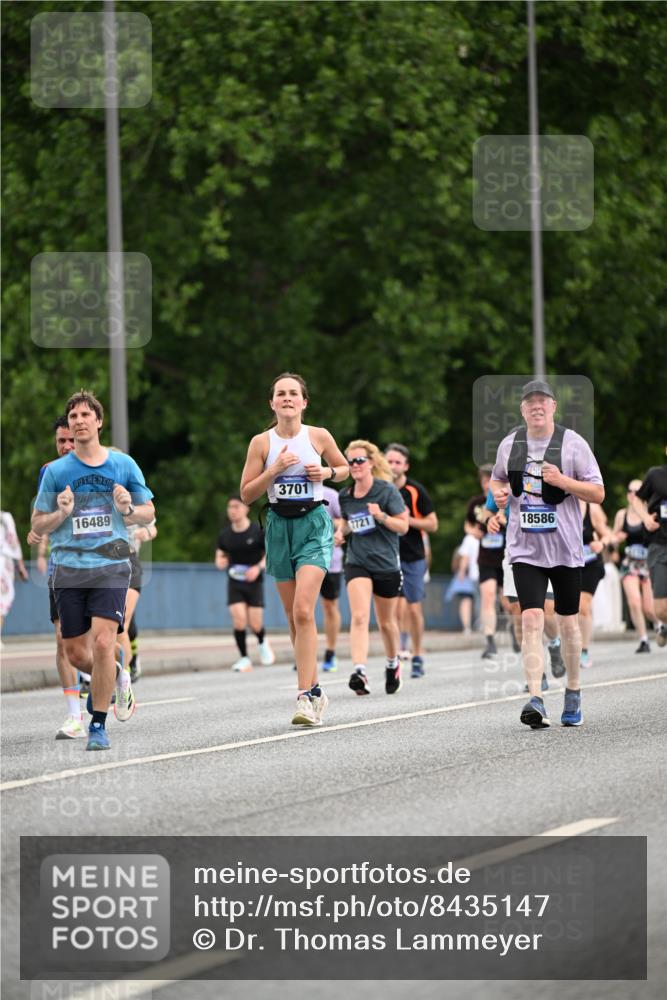 29.06.2025 - hella hamburg halbmarathon Dr. Thomas Lammeyer http://msf.ph/oto/8435147 29.06.2025 10:54:29 Kennedybrücke 1259, 1525, 2160, 2927, 3070, 3680, 3701, 3710, 4168, 5119, 5552, 5997, 6680, 6694, 6989, 7721, 7722, 7755, 8254, 8299, 9261, 9940, 10033, 10060, 10704, 11426 meine-sportfotos.de