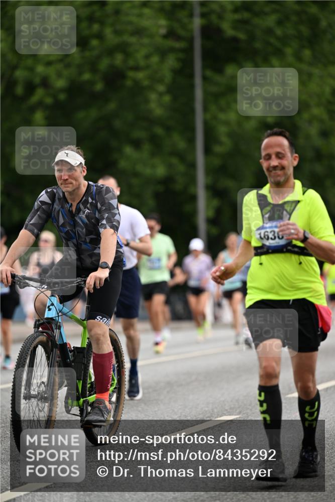 29.06.2025 - hella hamburg halbmarathon Dr. Thomas Lammeyer http://msf.ph/oto/8435292 29.06.2025 10:54:35 Kennedybrücke 1259, 1525, 1625, 2160, 3680, 3701, 3710, 4168, 4642, 4870, 5119, 5552, 6015, 6989, 7721, 7722, 7755, 8254, 8299, 9940, 10033, 10060, 11426 meine-sportfotos.de