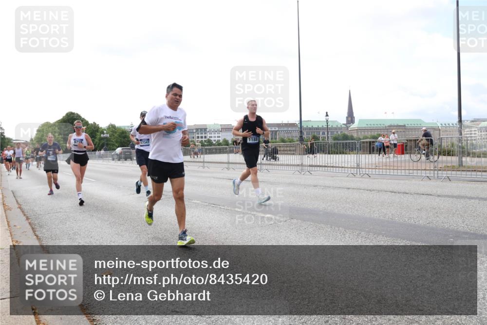 29.06.2025 - hella hamburg halbmarathon Lena Gebhardt http://msf.ph/oto/8435420 29.06.2025 10:09:07 Lombardsbrücke 18505, 9718, 17347, 1188, 1147, 1188, 1838, 2978, 3762, 4859, 5347, 5806, 5885, 6674, 7187, 7453, 9718, 10035, 10194, 10819, 11067, 11496, 11657, 12156, 12862, 13174, 13210, 13592, 13593, 13660, 14736, 15584, 15586, 15592, 17347, 18266, 18505, 18726, 18727 meine-sportfotos.de