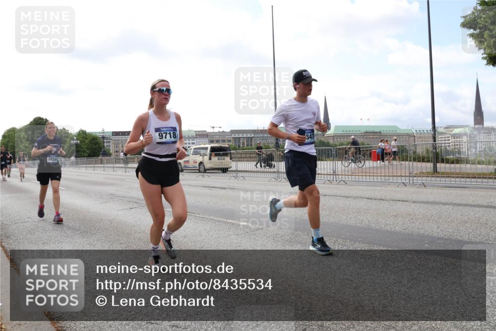 29.06.2025 - hella hamburg halbmarathon Lena Gebhardt http://msf.ph/oto/8435534 29.06.2025 10:09:09 Lombardsbrücke 8505, 9718, 347, 1147, 1188, 1838, 2978, 3762, 4859, 5347, 5806, 5885, 6674, 7187, 7453, 9718, 10035, 10194, 10819, 11067, 11496, 11657, 12156, 12862, 13174, 13210, 13592, 13593, 13660, 14736, 15584, 15586, 15592, 17347, 18266, 18505, 18726, 18727, 19166 meine-sportfotos.de