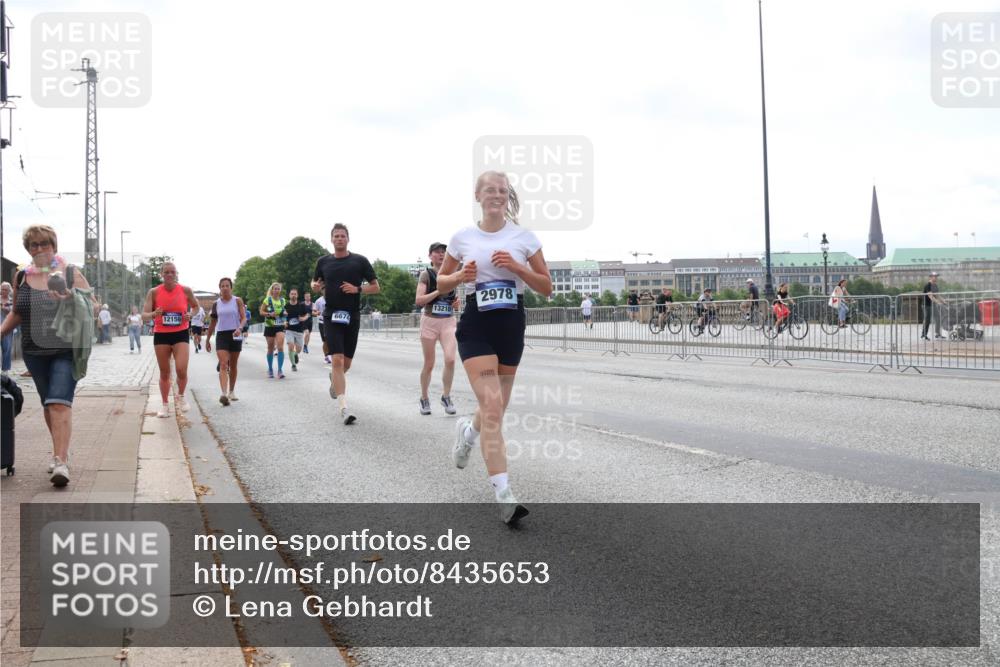 29.06.2025 - hella hamburg halbmarathon Lena Gebhardt http://msf.ph/oto/8435653 29.06.2025 10:09:14 Lombardsbrücke 12156, 667, 13210, 2978, 1147, 1188, 1838, 2978, 3762, 4859, 5347, 5806, 5885, 6674, 7187, 7453, 9718, 9988, 10194, 10819, 11067, 11496, 11657, 12156, 12862, 13174, 13210, 13592, 13593, 13660, 14736, 15584, 15586, 15592, 15697, 16688, 17347, 18266, 18505, 18726, 18727, 19166 meine-sportfotos.de