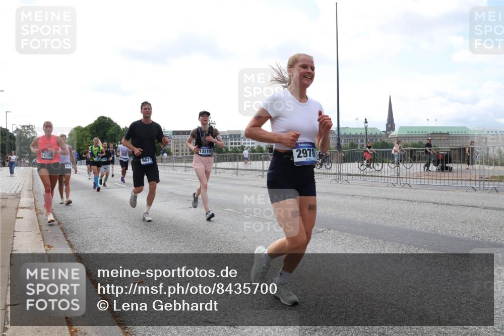 29.06.2025 - hella hamburg halbmarathon Lena Gebhardt http://msf.ph/oto/8435700 29.06.2025 10:09:14 Lombardsbrücke 12156, 13210, 6674, 1317, 2978, 1147, 1188, 1838, 2978, 3762, 4859, 5347, 5806, 5885, 6674, 7187, 7453, 9718, 9988, 10194, 10819, 11067, 11496, 11657, 12156, 12862, 13174, 13210, 13592, 13593, 13660, 14736, 15584, 15586, 15592, 15697, 16688, 17347, 18266, 18505, 18726, 18727, 19166 meine-sportfotos.de
