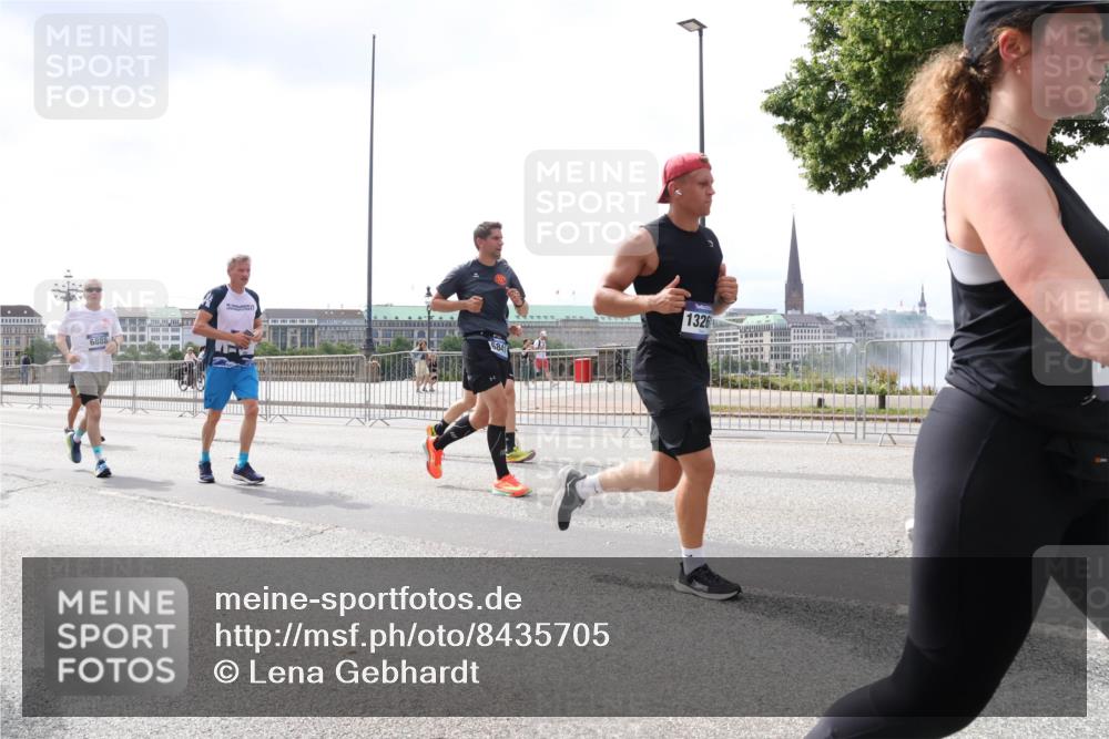 29.06.2025 - hella hamburg halbmarathon Lena Gebhardt http://msf.ph/oto/8435705 29.06.2025 10:45:02 Lombardsbrücke 6888, 6841, 1326, 1024, 1273, 1629, 1685, 1798, 1924, 2007, 2674, 2779, 3160, 3164, 3570, 3879, 3993, 4099, 4102, 4186, 4215, 4275, 4337, 4504, 4820, 4851, 4968, 5099, 5108, 5190, 5355, 5636, 6509, 6788, 6841, 6888, 6980, 7699, 7912, 8582, 8594, 8605, 8762, 8907, 9036, 9084, 9085, 9331, 9333, 9397, 9536, 10562, 10566, 10668, 10707, 11272, 11314, 12198, 12318, 12332, 12334, 12394, 13039, 13261, 14350, 14681, 18454, 18459 meine-sportfotos.de