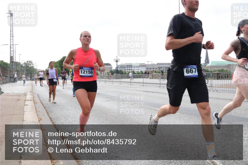 29.06.2025 - hella hamburg halbmarathon Lena Gebhardt http://msf.ph/oto/8435792 29.06.2025 10:09:16 Lombardsbrücke 1317, 12156, 667, 1147, 1188, 1483, 1513, 1838, 2978, 4859, 5347, 5806, 5885, 6674, 7187, 7453, 9718, 9988, 10194, 10819, 11067, 11496, 11657, 12156, 12862, 13174, 13210, 13592, 13593, 13660, 14736, 15584, 15586, 15592, 15697, 16688, 17347, 18266, 18505, 18726, 18727, 19166 meine-sportfotos.de