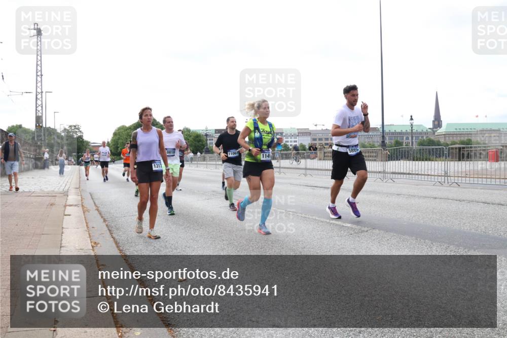 29.06.2025 - hella hamburg halbmarathon Lena Gebhardt http://msf.ph/oto/8435941 29.06.2025 10:09:18 Lombardsbrücke 0819, 11067, 1149, 5885, 1317, 1147, 1188, 1483, 1513, 1838, 2978, 4859, 5347, 5806, 5885, 6674, 7187, 7453, 9718, 9988, 10194, 10819, 11067, 11496, 11657, 12156, 12862, 13210, 13592, 13593, 13660, 14736, 15584, 15586, 15592, 15697, 16688, 17347, 18266, 18505, 18726, 18727, 19166 meine-sportfotos.de
