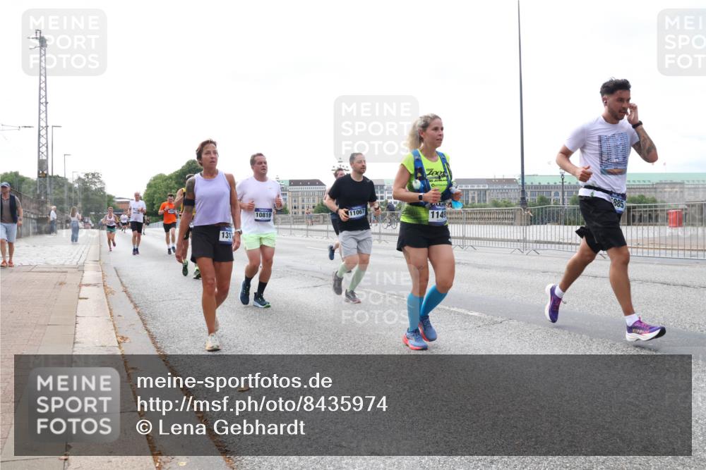 29.06.2025 - hella hamburg halbmarathon Lena Gebhardt http://msf.ph/oto/8435974 29.06.2025 10:09:18 Lombardsbrücke 1311, 10819, 11067, 1149, 885, 1147, 1188, 1483, 1513, 1838, 2978, 4859, 5347, 5806, 5885, 6674, 7187, 7453, 9718, 9988, 10194, 10819, 11067, 11496, 11657, 12156, 12862, 13210, 13592, 13593, 13660, 14736, 15584, 15586, 15592, 15697, 16688, 17347, 18266, 18505, 18726, 18727, 19166 meine-sportfotos.de