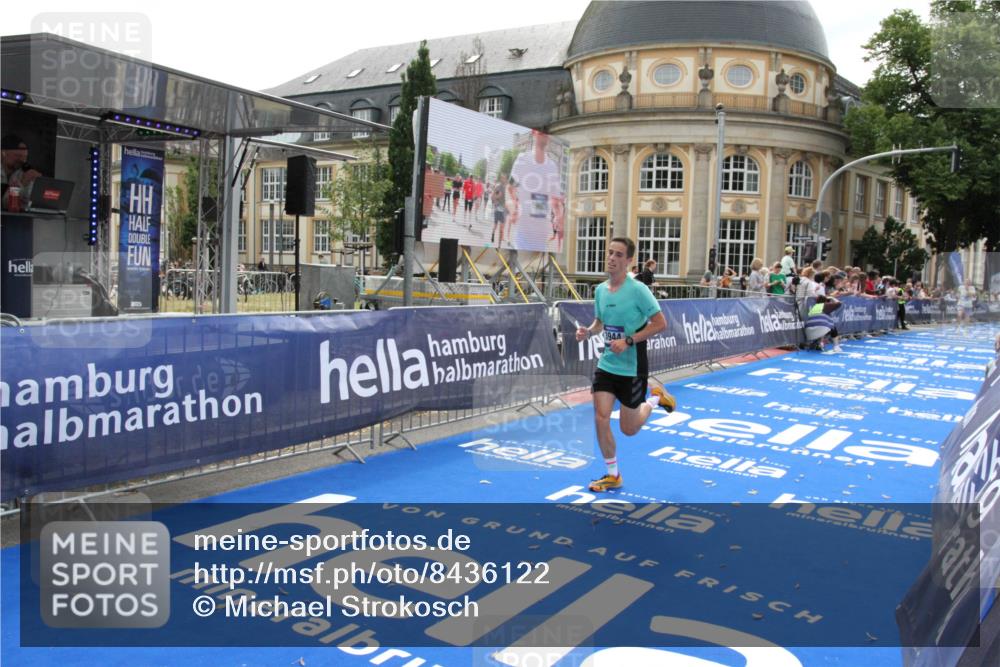 29.06.2025 - hella hamburg halbmarathon Michael Strokosch http://msf.ph/oto/8436122 29.06.2025 10:16:36 Ziel 3944, 11864 meine-sportfotos.de