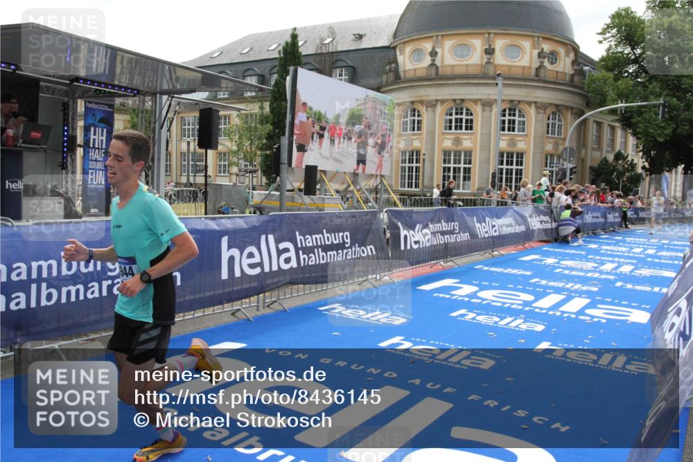 29.06.2025 - hella hamburg halbmarathon Michael Strokosch http://msf.ph/oto/8436145 29.06.2025 10:16:37 Ziel 3944, 11864 meine-sportfotos.de