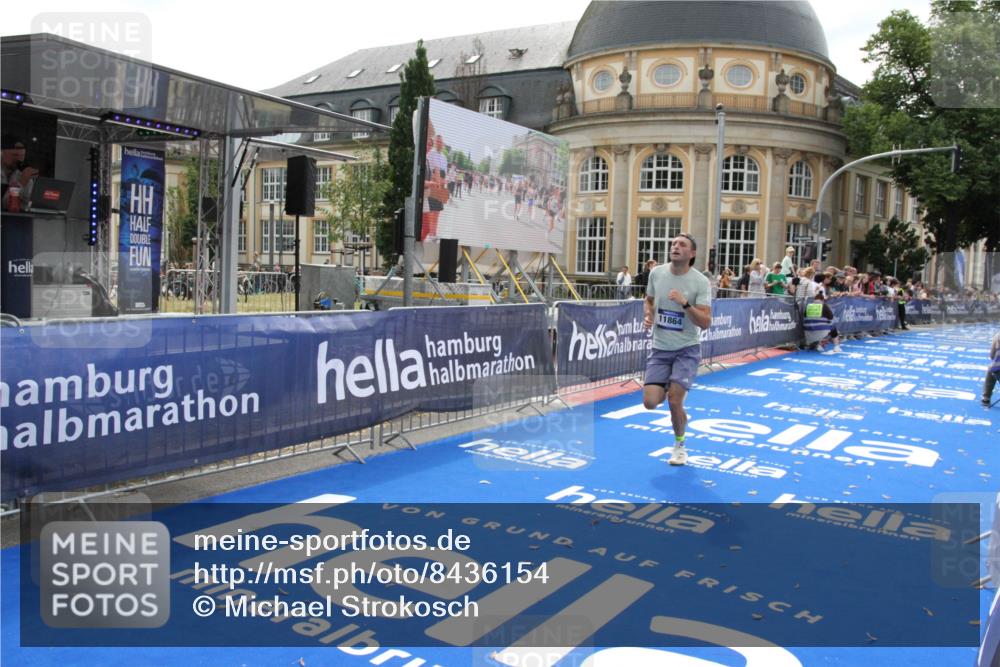 29.06.2025 - hella hamburg halbmarathon Michael Strokosch http://msf.ph/oto/8436154 29.06.2025 10:16:41 Ziel 11864 meine-sportfotos.de