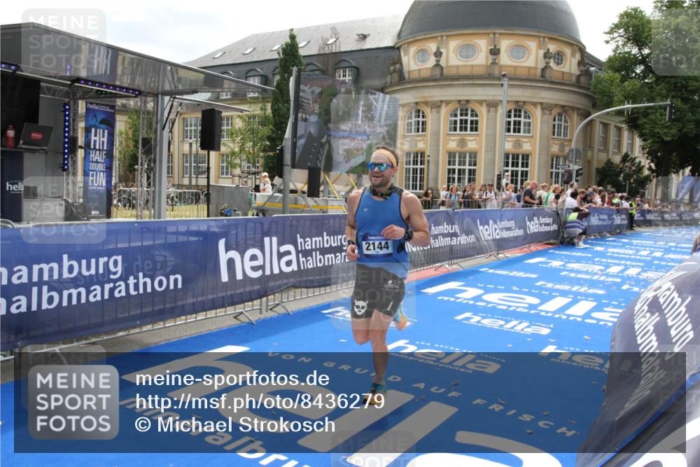 29.06.2025 - hella hamburg halbmarathon Michael Strokosch http://msf.ph/oto/8436279 29.06.2025 10:19:14 Ziel 53, 2144 meine-sportfotos.de