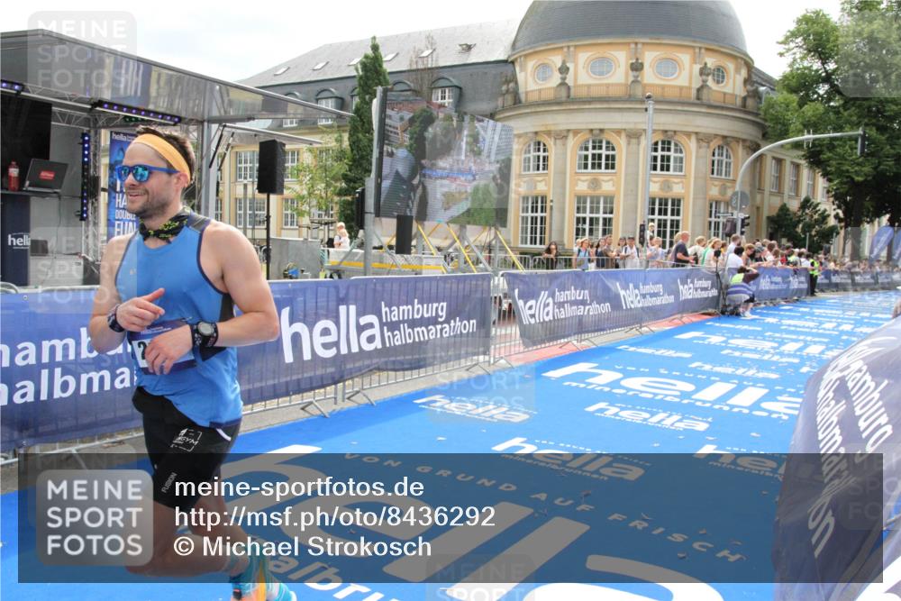 29.06.2025 - hella hamburg halbmarathon Michael Strokosch http://msf.ph/oto/8436292 29.06.2025 10:19:14 Ziel 53, 2144 meine-sportfotos.de