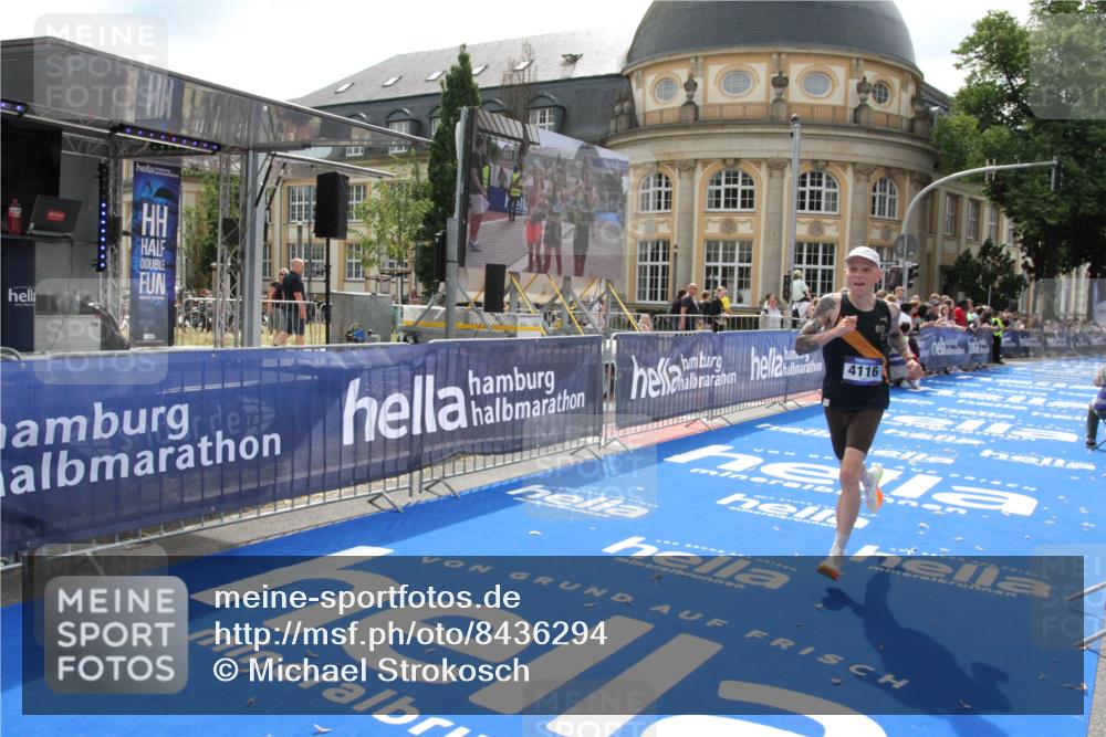 29.06.2025 - hella hamburg halbmarathon Michael Strokosch http://msf.ph/oto/8436294 29.06.2025 10:17:11 Ziel 4116 meine-sportfotos.de