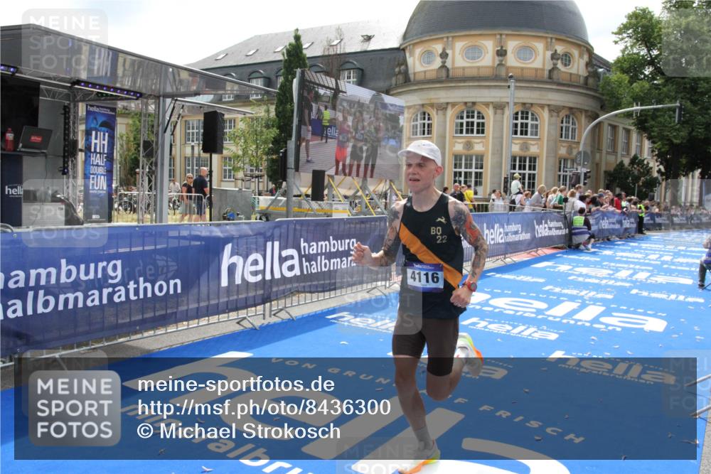 29.06.2025 - hella hamburg halbmarathon Michael Strokosch http://msf.ph/oto/8436300 29.06.2025 10:17:12 Ziel 4116 meine-sportfotos.de