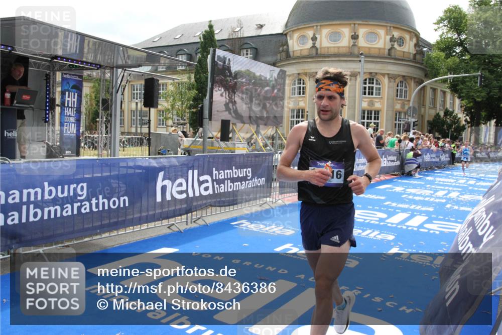 29.06.2025 - hella hamburg halbmarathon Michael Strokosch http://msf.ph/oto/8436386 29.06.2025 10:19:27 Ziel 2659, 13016 meine-sportfotos.de