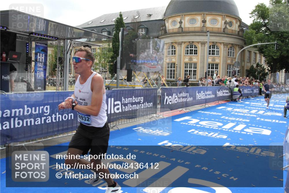 29.06.2025 - hella hamburg halbmarathon Michael Strokosch http://msf.ph/oto/8436412 29.06.2025 10:17:58 Ziel 14932, 15166 meine-sportfotos.de