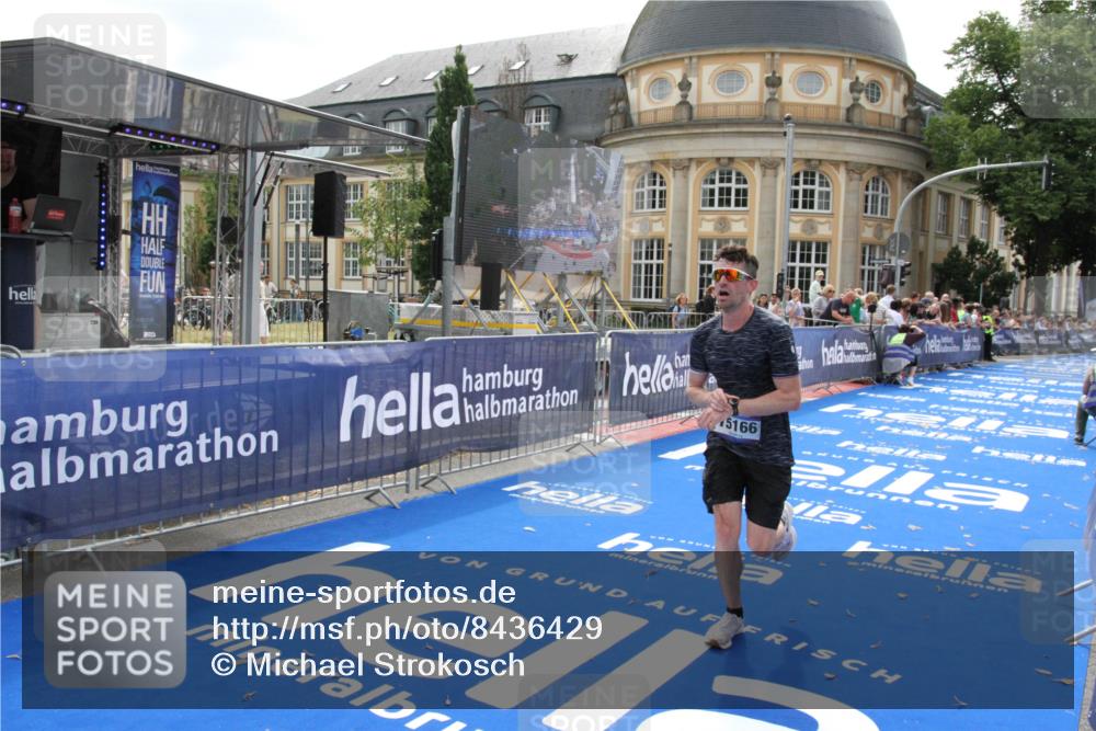 29.06.2025 - hella hamburg halbmarathon Michael Strokosch http://msf.ph/oto/8436429 29.06.2025 10:18:00 Ziel 15166, 19072 meine-sportfotos.de