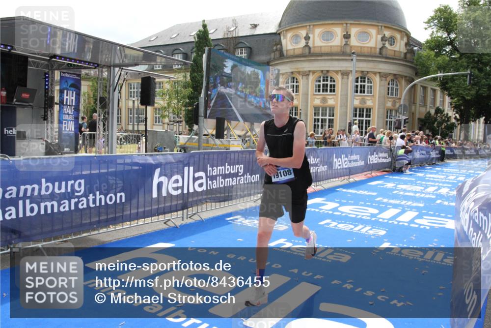 29.06.2025 - hella hamburg halbmarathon Michael Strokosch http://msf.ph/oto/8436455 29.06.2025 10:19:43 Ziel 19108 meine-sportfotos.de