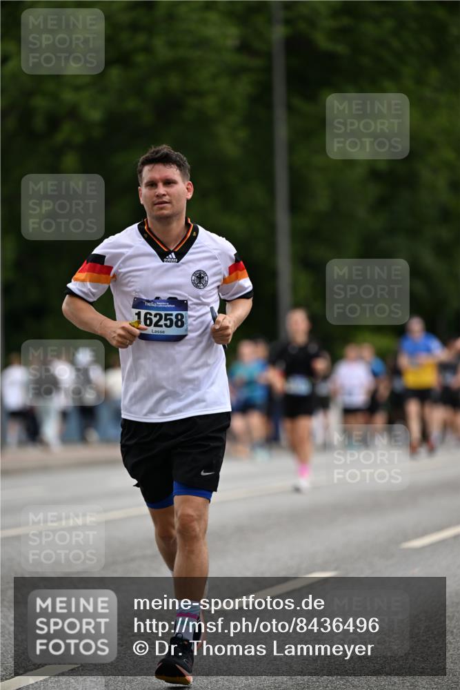 29.06.2025 - hella hamburg halbmarathon Dr. Thomas Lammeyer http://msf.ph/oto/8436496 29.06.2025 10:55:24 Kennedybrücke 1208, 2358, 2859, 3229, 4771, 4848, 5530, 6178, 7141, 7769, 8779, 9166, 9605, 9933, 11252 meine-sportfotos.de