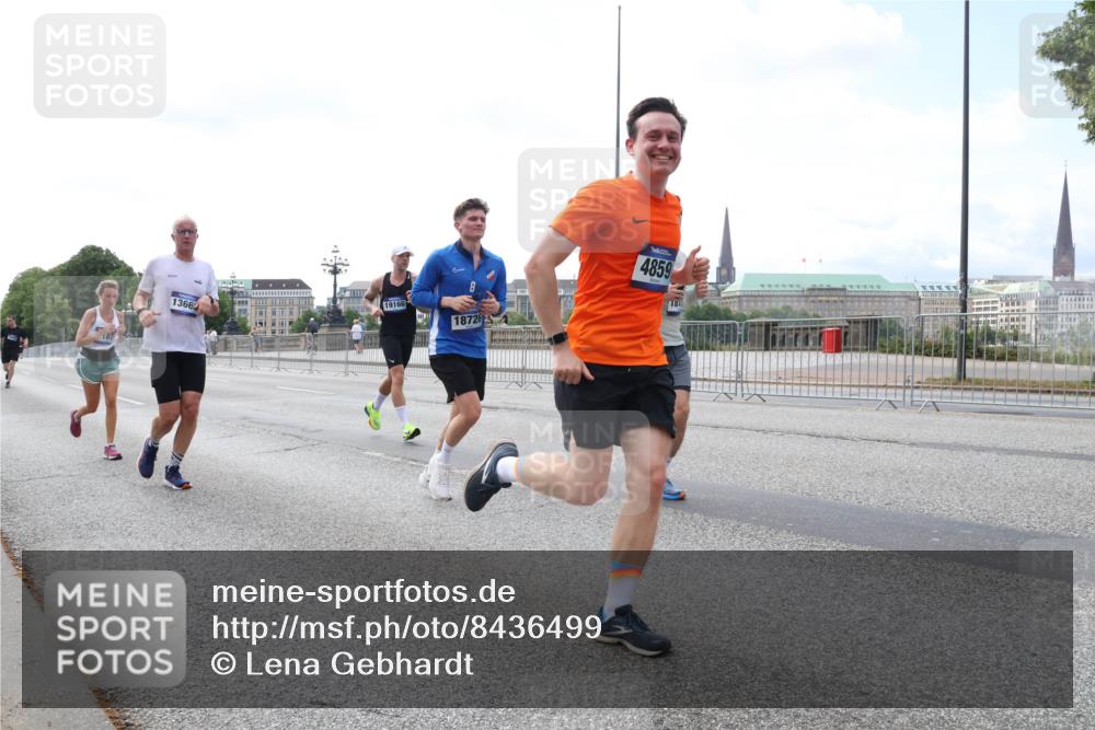 29.06.2025 - hella hamburg halbmarathon Lena Gebhardt http://msf.ph/oto/8436499 29.06.2025 10:09:23 Lombardsbrücke 1366, 19166, 8, 18726, 4859, 10, 1147, 1188, 1456, 1483, 1513, 1823, 1838, 2978, 4859, 5806, 5885, 6674, 7187, 7453, 8090, 9297, 9718, 9988, 10194, 10819, 11067, 11496, 12156, 12509, 12862, 13210, 13592, 13593, 13660, 14736, 15586, 15592, 15697, 16688, 17347, 18266, 18505, 18726, 18727, 19166 meine-sportfotos.de