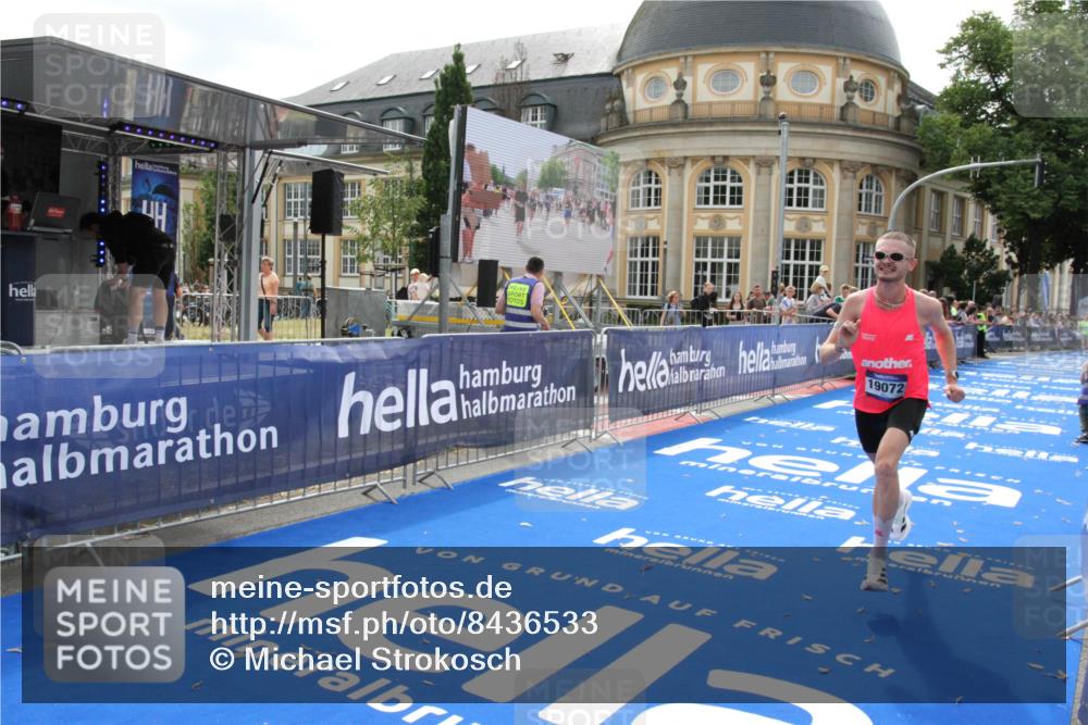 29.06.2025 - hella hamburg halbmarathon Michael Strokosch http://msf.ph/oto/8436533 29.06.2025 10:18:07 Ziel 19072 meine-sportfotos.de