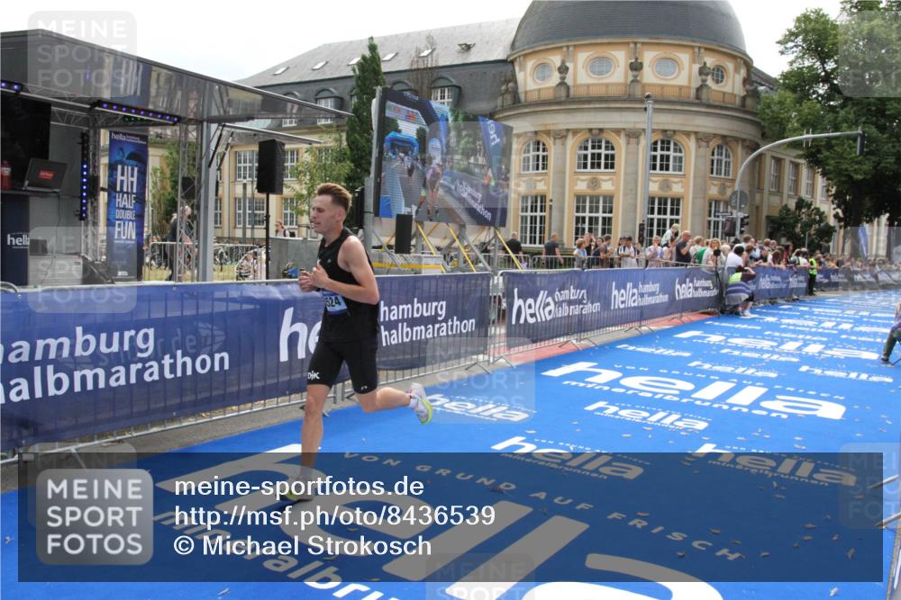 29.06.2025 - hella hamburg halbmarathon Michael Strokosch http://msf.ph/oto/8436539 29.06.2025 10:19:53 Ziel 4524 meine-sportfotos.de