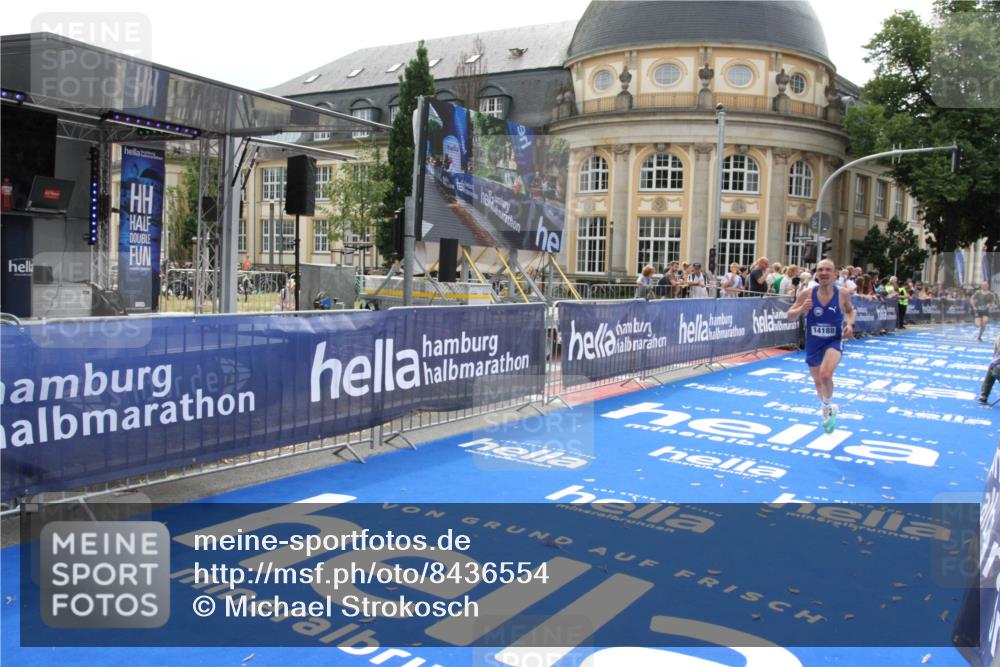 29.06.2025 - hella hamburg halbmarathon Michael Strokosch http://msf.ph/oto/8436554 29.06.2025 10:20:00 Ziel 9255, 14188, 18848 meine-sportfotos.de