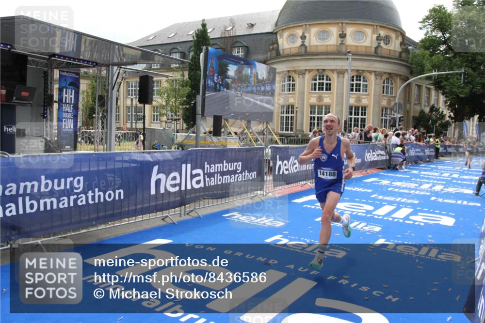 29.06.2025 - hella hamburg halbmarathon Michael Strokosch http://msf.ph/oto/8436586 29.06.2025 10:20:01 Ziel 9255, 14188, 18848 meine-sportfotos.de