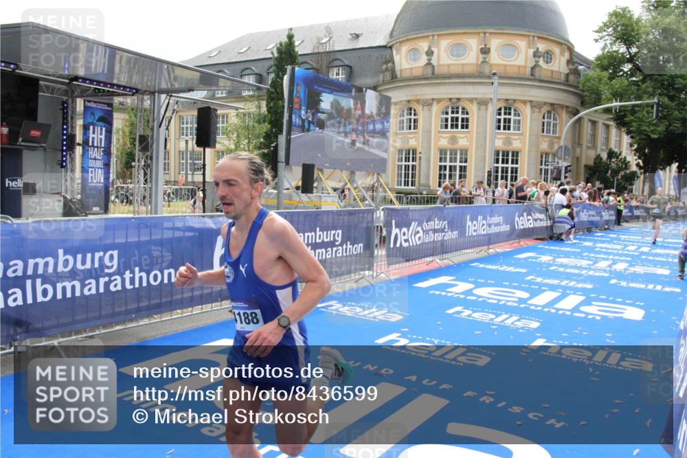 29.06.2025 - hella hamburg halbmarathon Michael Strokosch http://msf.ph/oto/8436599 29.06.2025 10:20:01 Ziel 9255, 14188, 18848 meine-sportfotos.de