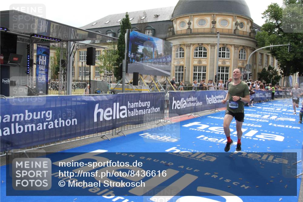 29.06.2025 - hella hamburg halbmarathon Michael Strokosch http://msf.ph/oto/8436616 29.06.2025 10:20:04 Ziel 9255, 11829, 18848 meine-sportfotos.de