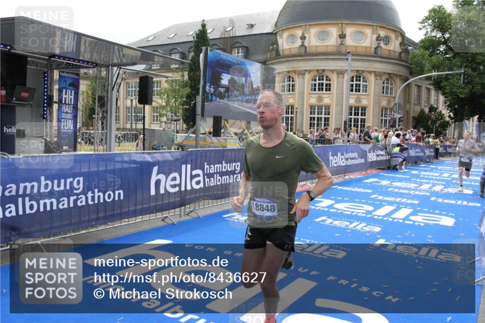 29.06.2025 - hella hamburg halbmarathon Michael Strokosch http://msf.ph/oto/8436627 29.06.2025 10:20:04 Ziel 9255, 11829, 18848 meine-sportfotos.de