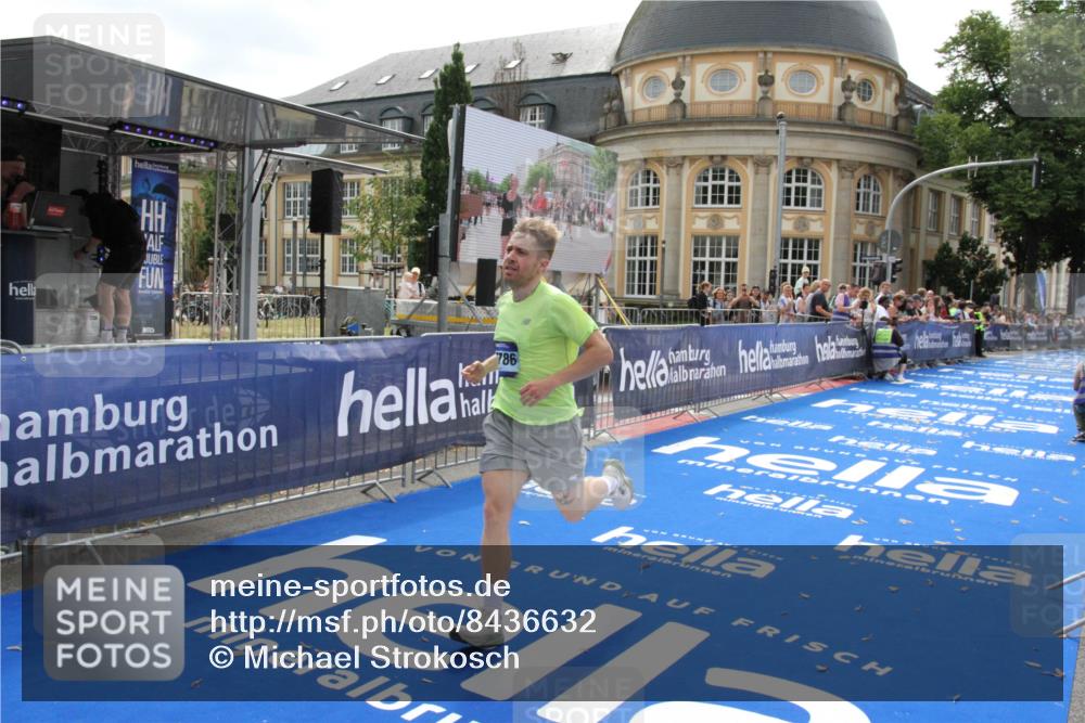29.06.2025 - hella hamburg halbmarathon Michael Strokosch http://msf.ph/oto/8436632 29.06.2025 10:18:15 Ziel 17786 meine-sportfotos.de