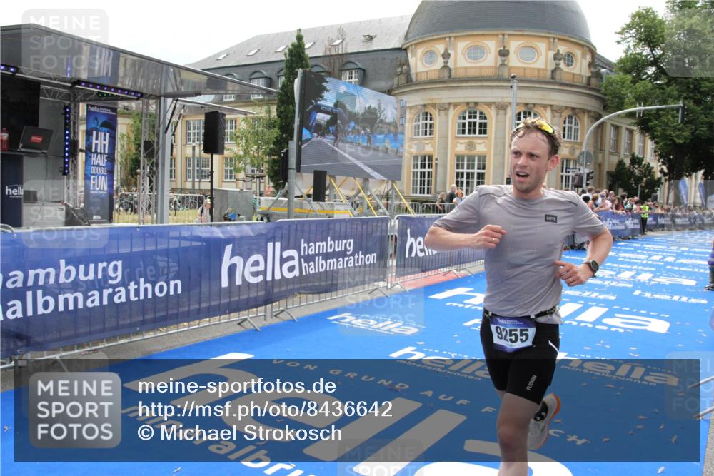 29.06.2025 - hella hamburg halbmarathon Michael Strokosch http://msf.ph/oto/8436642 29.06.2025 10:20:07 Ziel 9255, 11829 meine-sportfotos.de