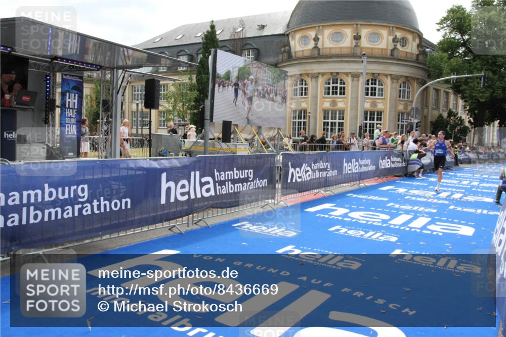 29.06.2025 - hella hamburg halbmarathon Michael Strokosch http://msf.ph/oto/8436669 29.06.2025 10:18:47 Ziel 15495 meine-sportfotos.de