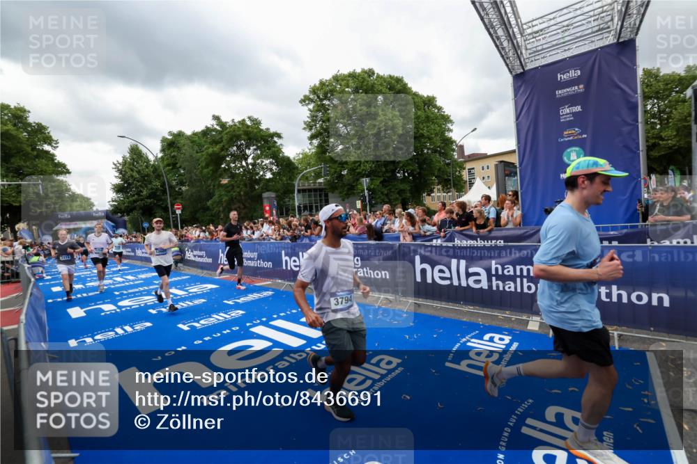 29.06.2025 - hella hamburg halbmarathon Zöllner http://msf.ph/oto/8436691 29.06.2025 10:54:38 Ziel 2474, 3794, 5259, 8798, 9012, 10040, 10368, 10376, 12607, 15146 meine-sportfotos.de