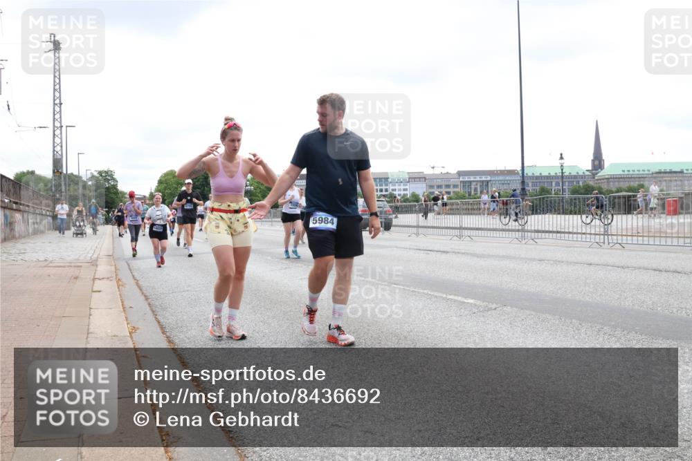 29.06.2025 - hella hamburg halbmarathon Lena Gebhardt http://msf.ph/oto/8436692 29.06.2025 11:22:30 Lombardsbrücke 5984, 14030, 1016, 1211, 1214, 1551, 1556, 2597, 2765, 3483, 3704, 3758, 4038, 4505, 4689, 4862, 5103, 5332, 5758, 6221, 6339, 6755, 6801, 6967, 6974, 8044, 8425, 8725, 9268, 9678, 9728, 9729, 10546, 10547, 11475, 11476, 11540, 11680, 11703, 12604, 13787, 14030, 14186, 14211, 14885, 14983, 15930, 16236, 16252, 16849, 16857, 16859, 17505, 17629, 17662, 17663 meine-sportfotos.de