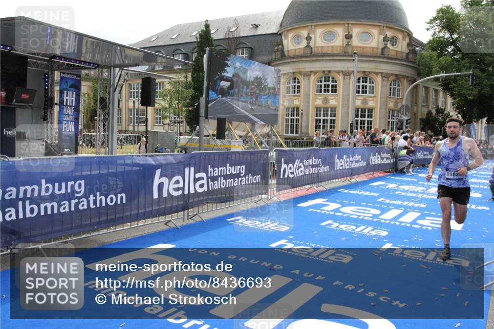 29.06.2025 - hella hamburg halbmarathon Michael Strokosch http://msf.ph/oto/8436693 29.06.2025 10:20:11 Ziel 11829 meine-sportfotos.de