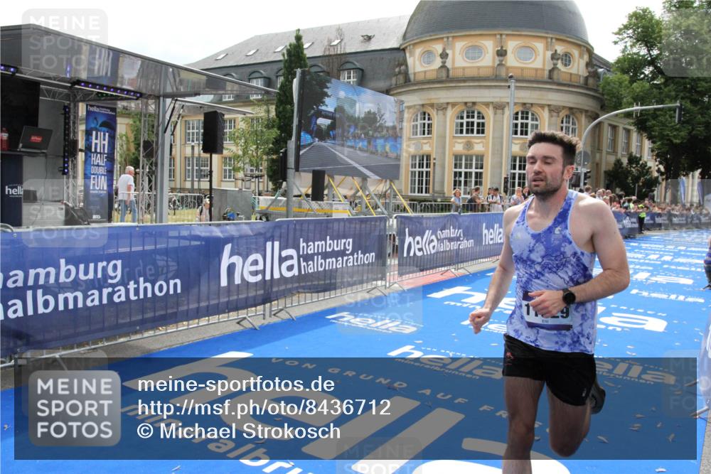 29.06.2025 - hella hamburg halbmarathon Michael Strokosch http://msf.ph/oto/8436712 29.06.2025 10:20:11 Ziel 11829 meine-sportfotos.de